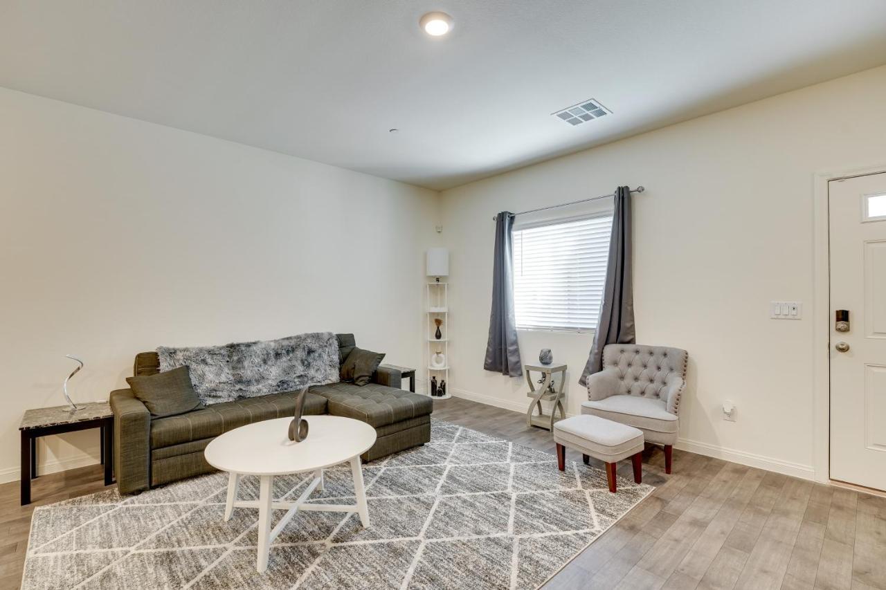 Inviting Henderson Townhome With Community Pool! Las Vegas