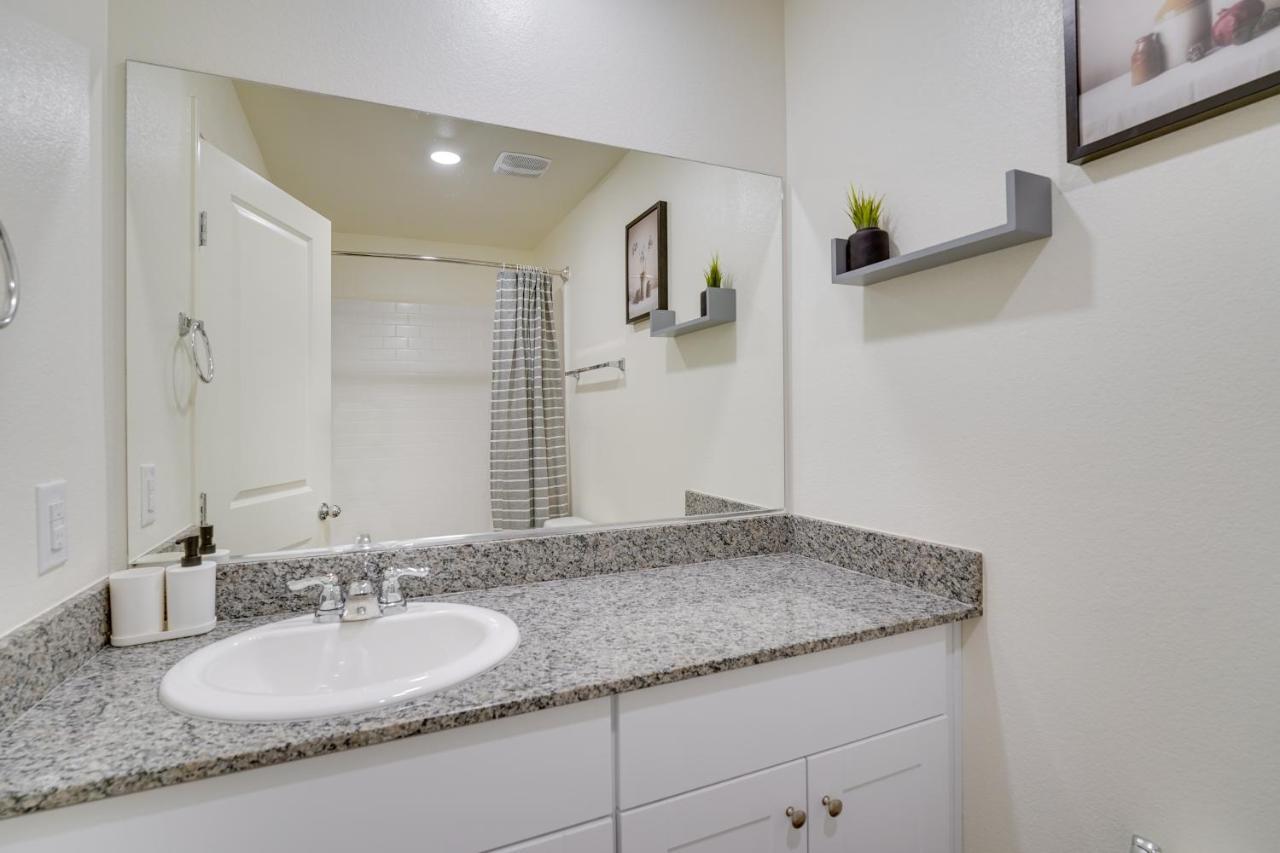 Inviting Henderson Townhome With Community Pool!