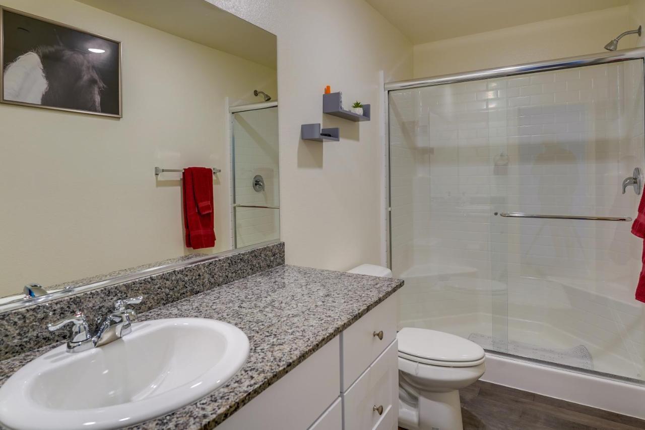 Holiday home Inviting Henderson Townhome With Community Pool! Las Vegas