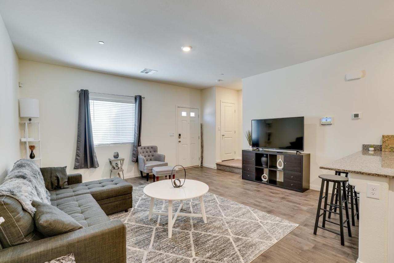 Inviting Henderson Townhome With Community Pool! * Las Vegas