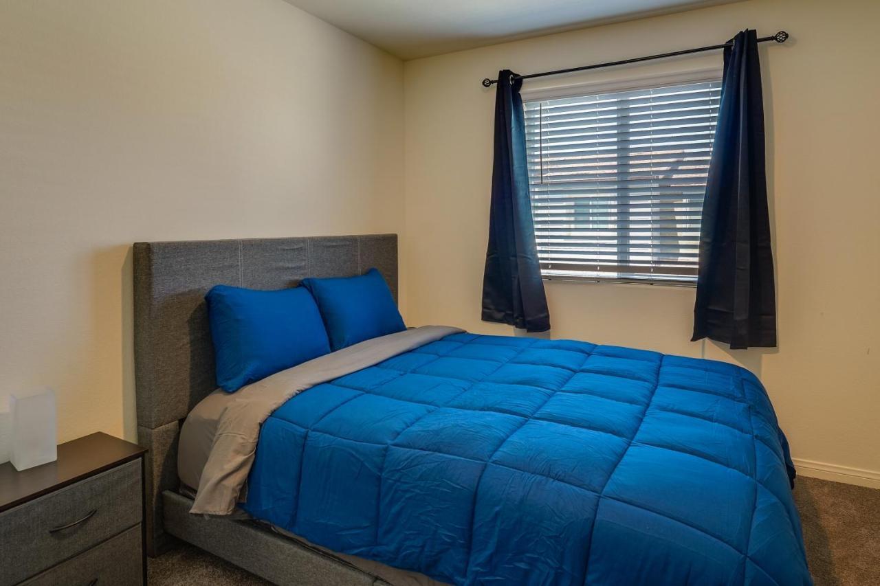 Inviting Henderson Townhome With Community Pool! Las Vegas