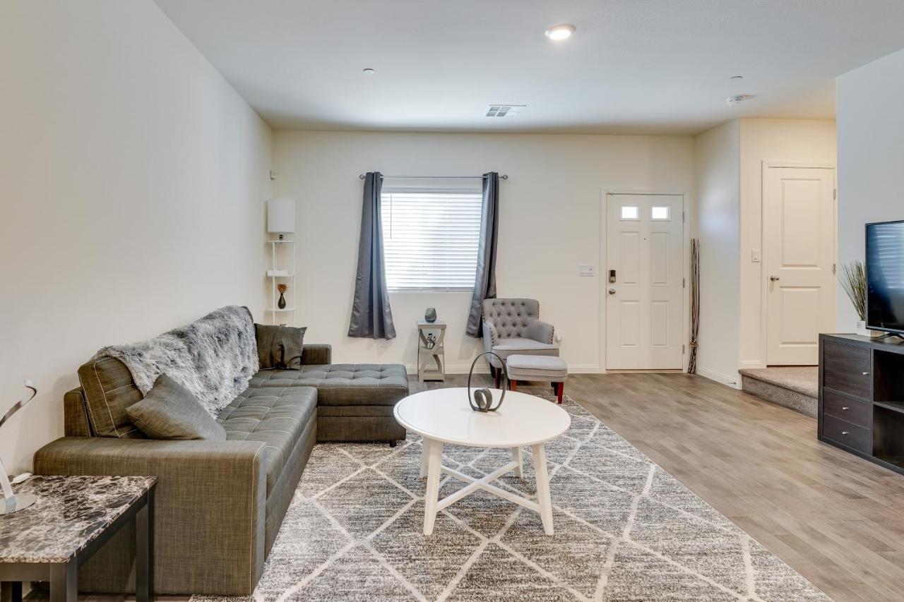 Inviting Henderson Townhome With Community Pool! Holiday home