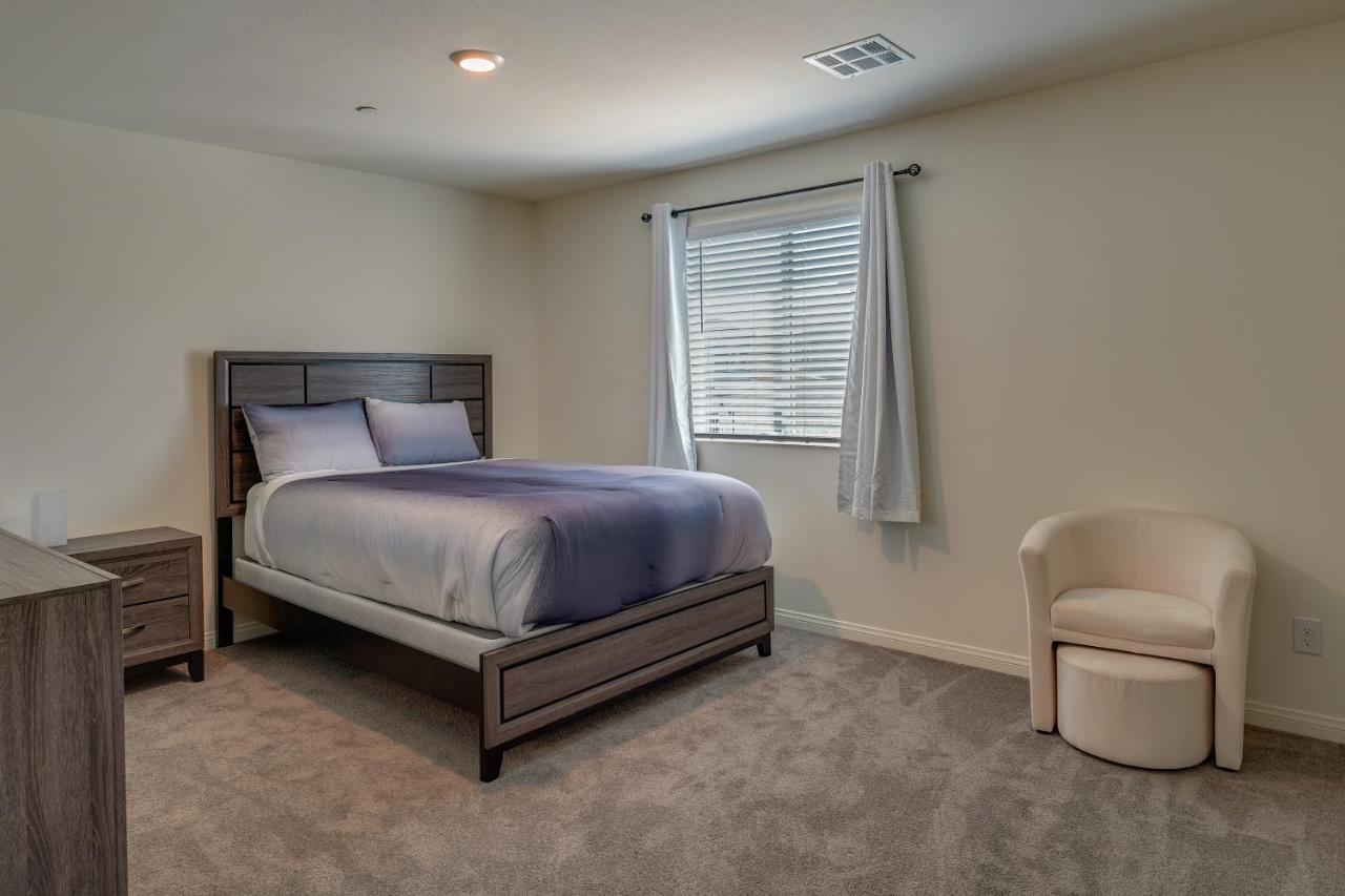 Inviting Henderson Townhome With Community Pool! *