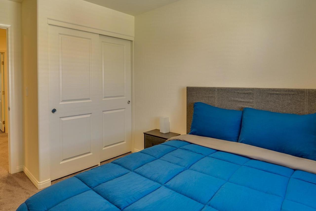 Inviting Henderson Townhome With Community Pool!
