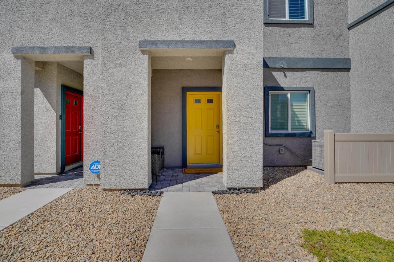 Inviting Henderson Townhome With Community Pool! Holiday home *