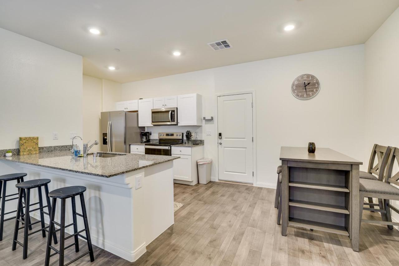 Inviting Henderson Townhome With Community Pool!