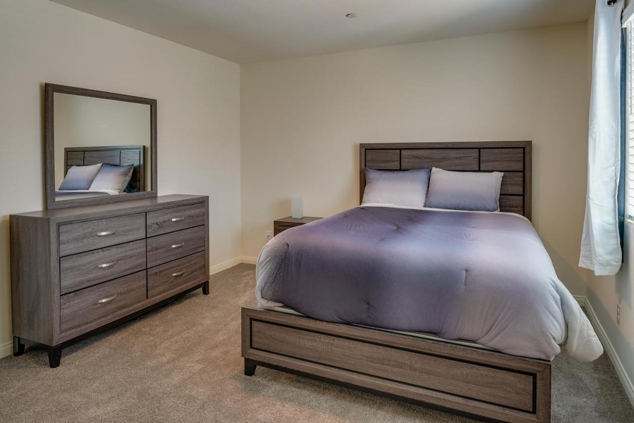 Holiday home Inviting Henderson Townhome With Community Pool!