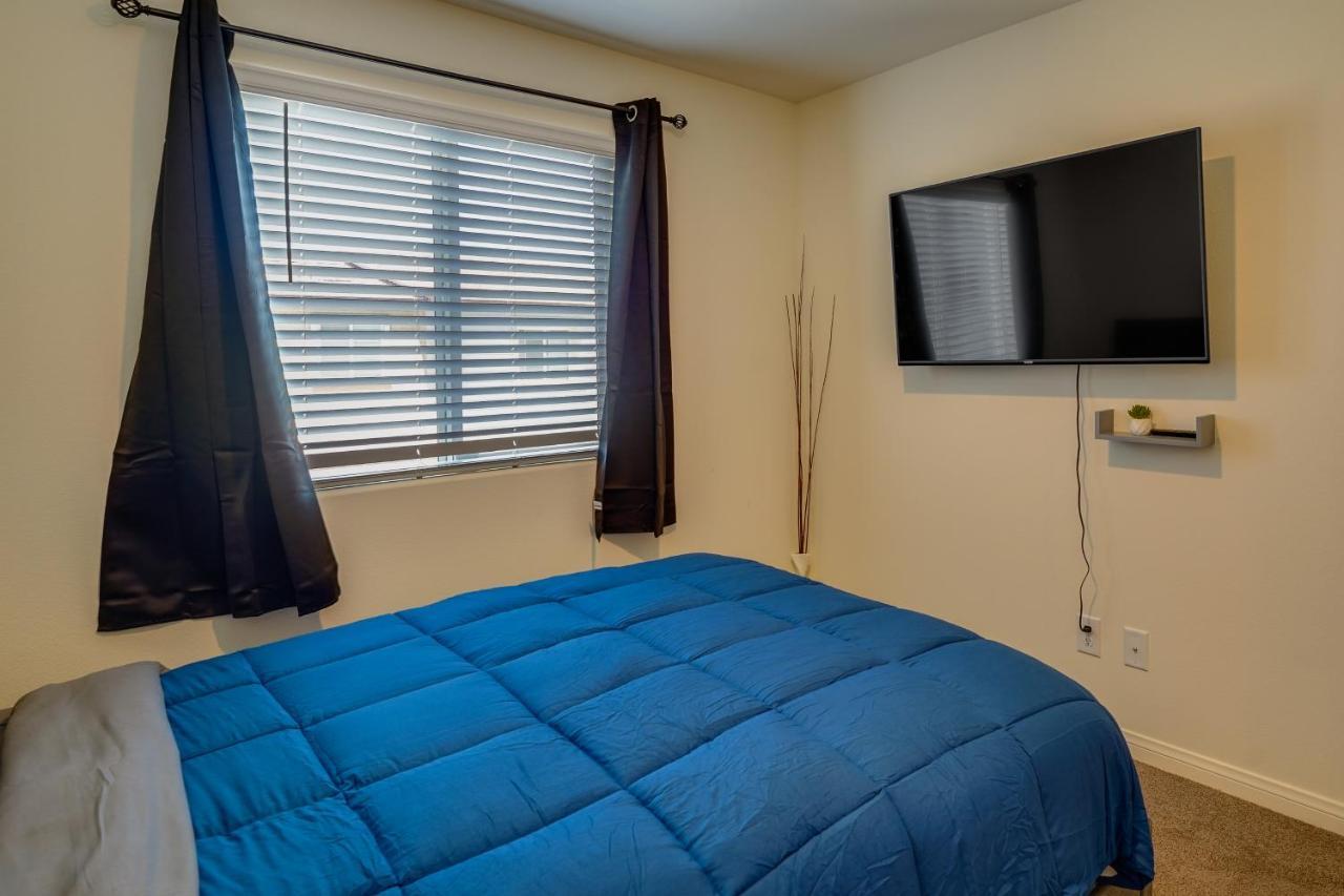 Inviting Henderson Townhome With Community Pool! Las Vegas