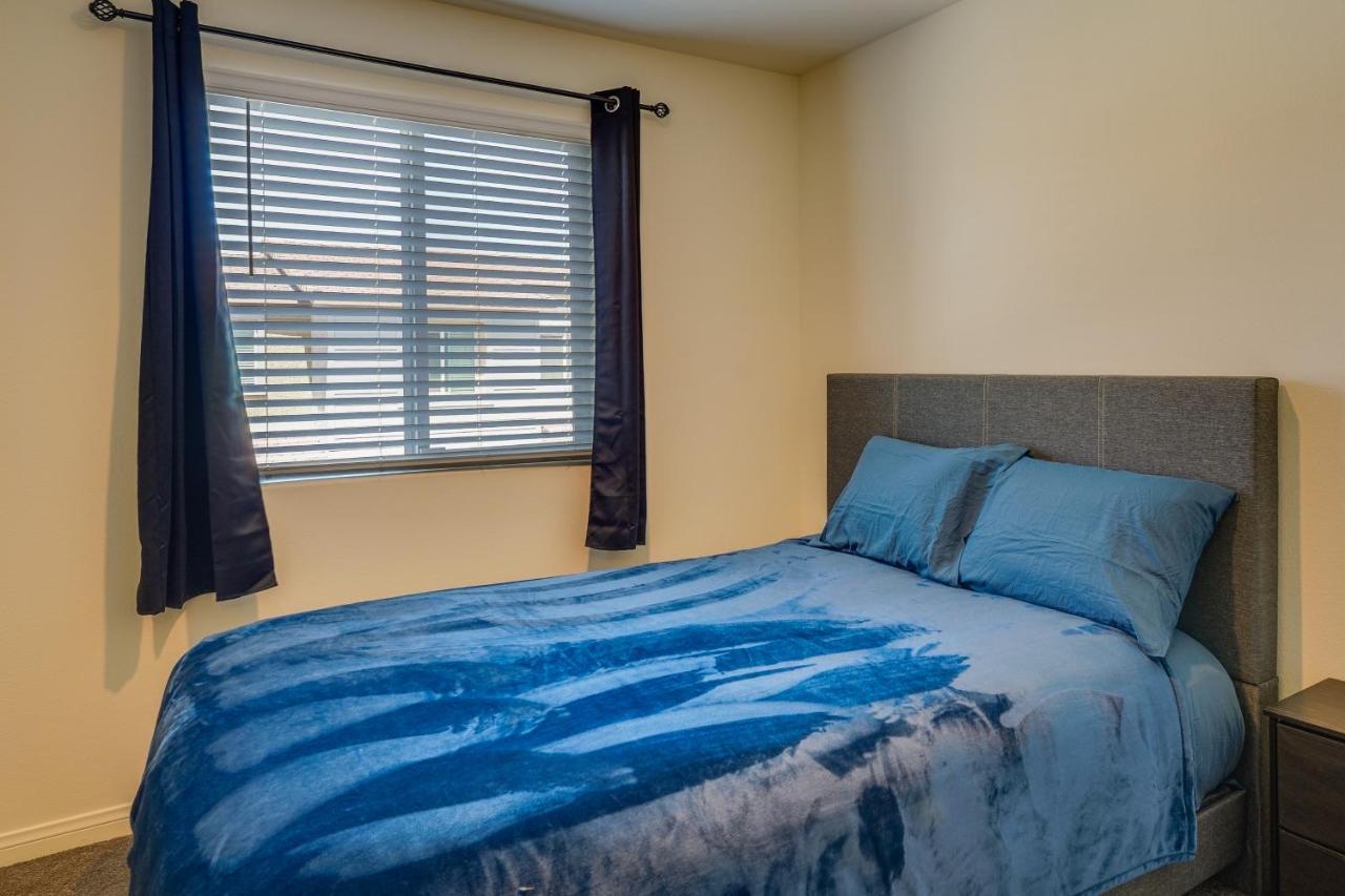 Inviting Henderson Townhome With Community Pool! Holiday home
