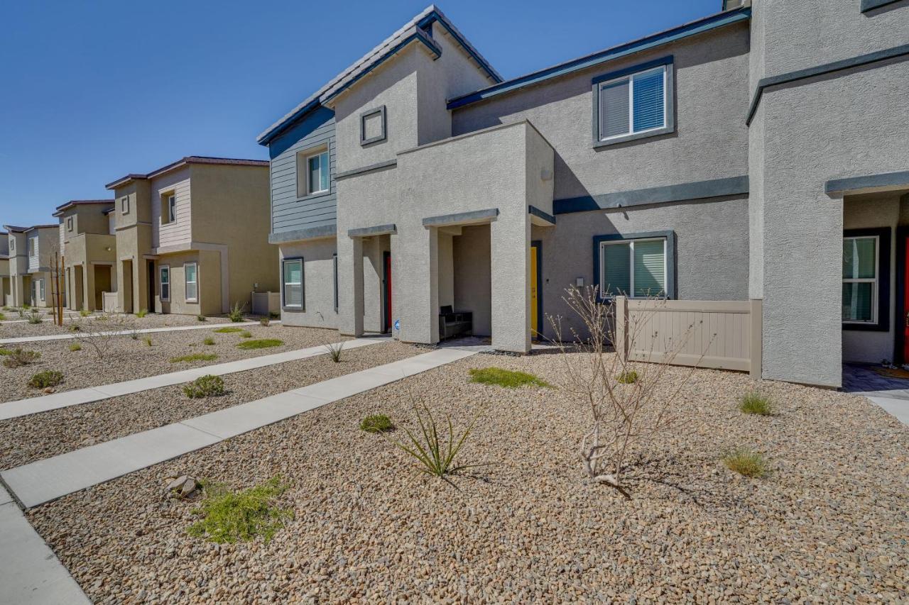 Inviting Henderson Townhome With Community Pool! *